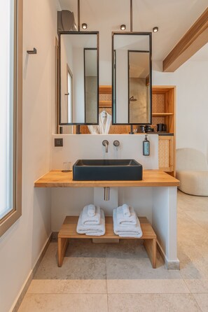 Phòng Suite Deluxe, ban công, quang cảnh biển | Phòng tắm | Buồng tắm vòi sen, dép đi trong nhà, chậu vệ sinh/vòi rửa, khăn tắm 