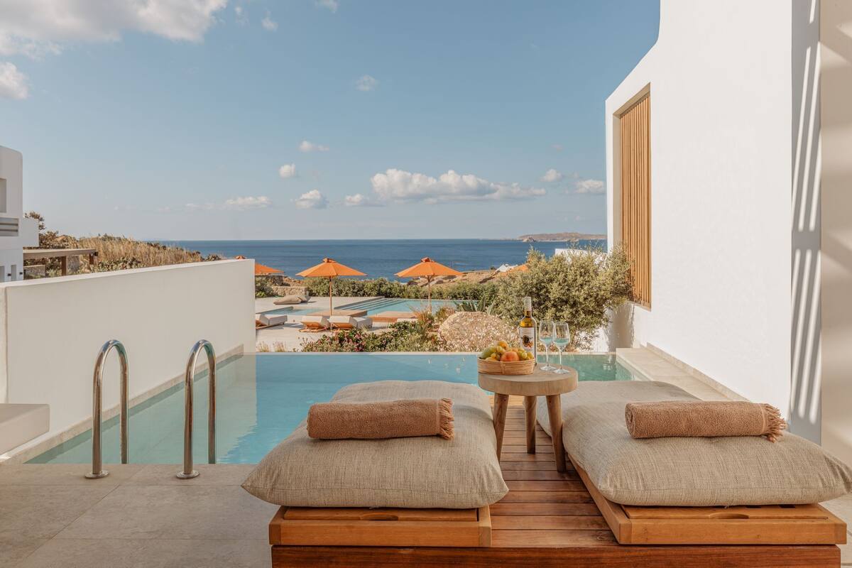 Suite Deluxe, balcón, vistas al mar | Caja fuerte, espacio para trabajar con un portátil, cortinas opacas