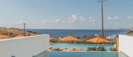 Suite Deluks, balkon, pemandangan laut | Brankas, ruang kerja ramah laptop, tirai kedap cahaya, dan kedap suara