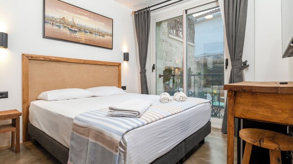 Habitación Deluxe doble, vistas al patio | Ropa de cama de alta calidad, escritorio, cortinas opacas y wifi gratis