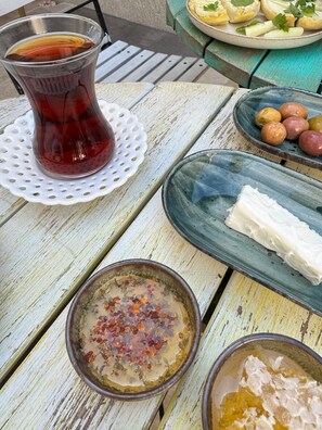 Free daily local cuisine breakfast - Moon Alaçatı adults only (Cesme)