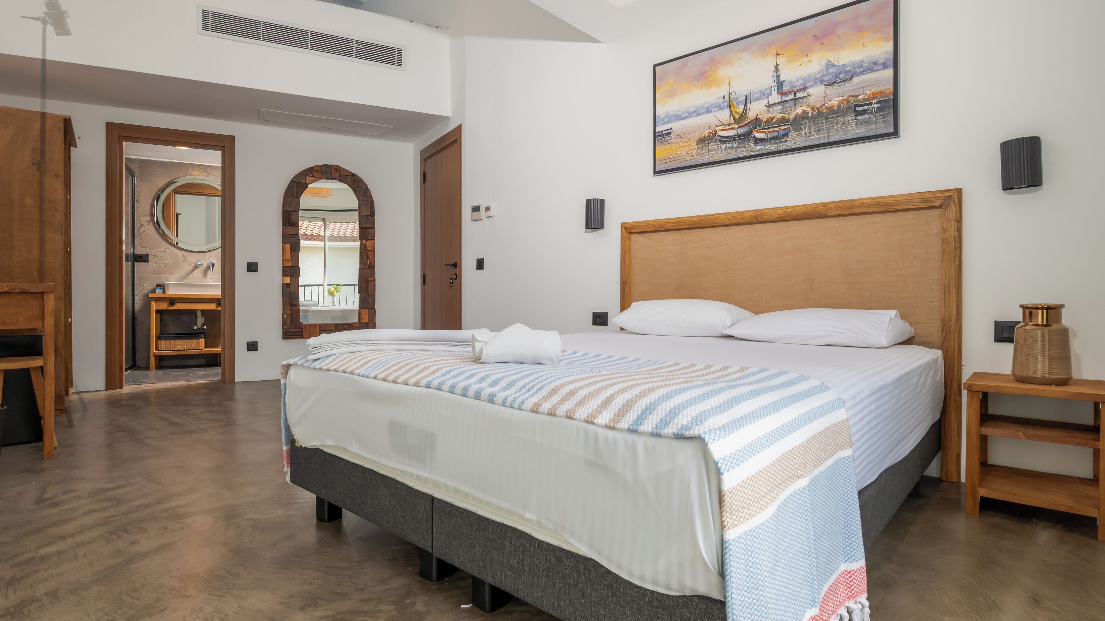 Quarto casal luxo, sacada, vista para o pátio | Roupas de cama premium, escrivaninha, cortinas blackout