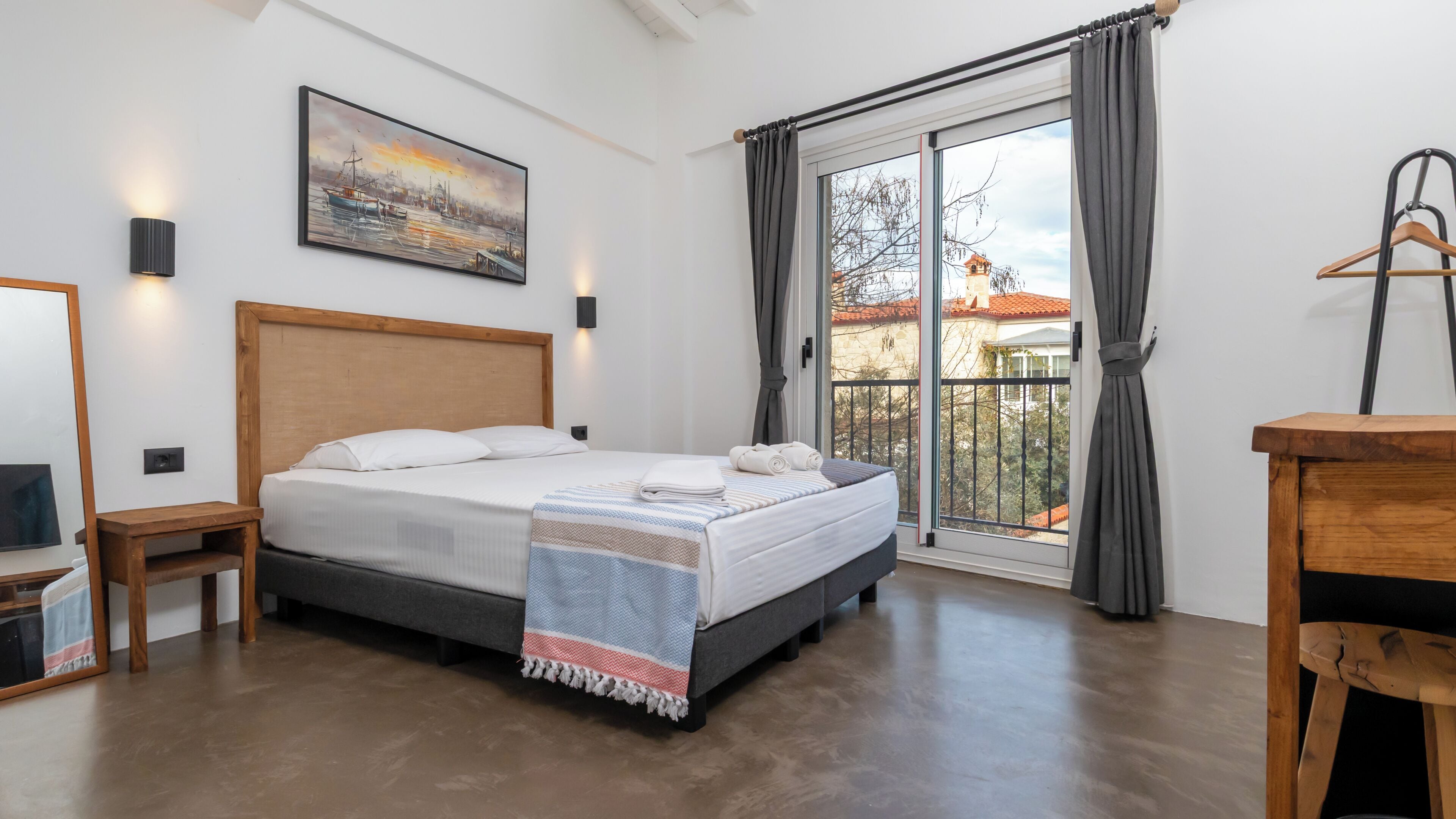 Quarto casal luxo, sacada, vista para a cidade | Roupas de cama premium, escrivaninha, cortinas blackout