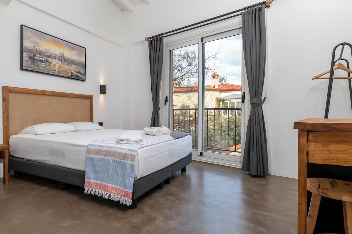 Habitación doble Deluxe, balcón, vista a la ciudad | Ropa de cama de alta calidad, escritorio y cortinas blackout