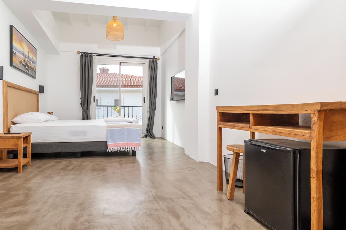 Ropa de cama de alta calidad, escritorio y cortinas blackout