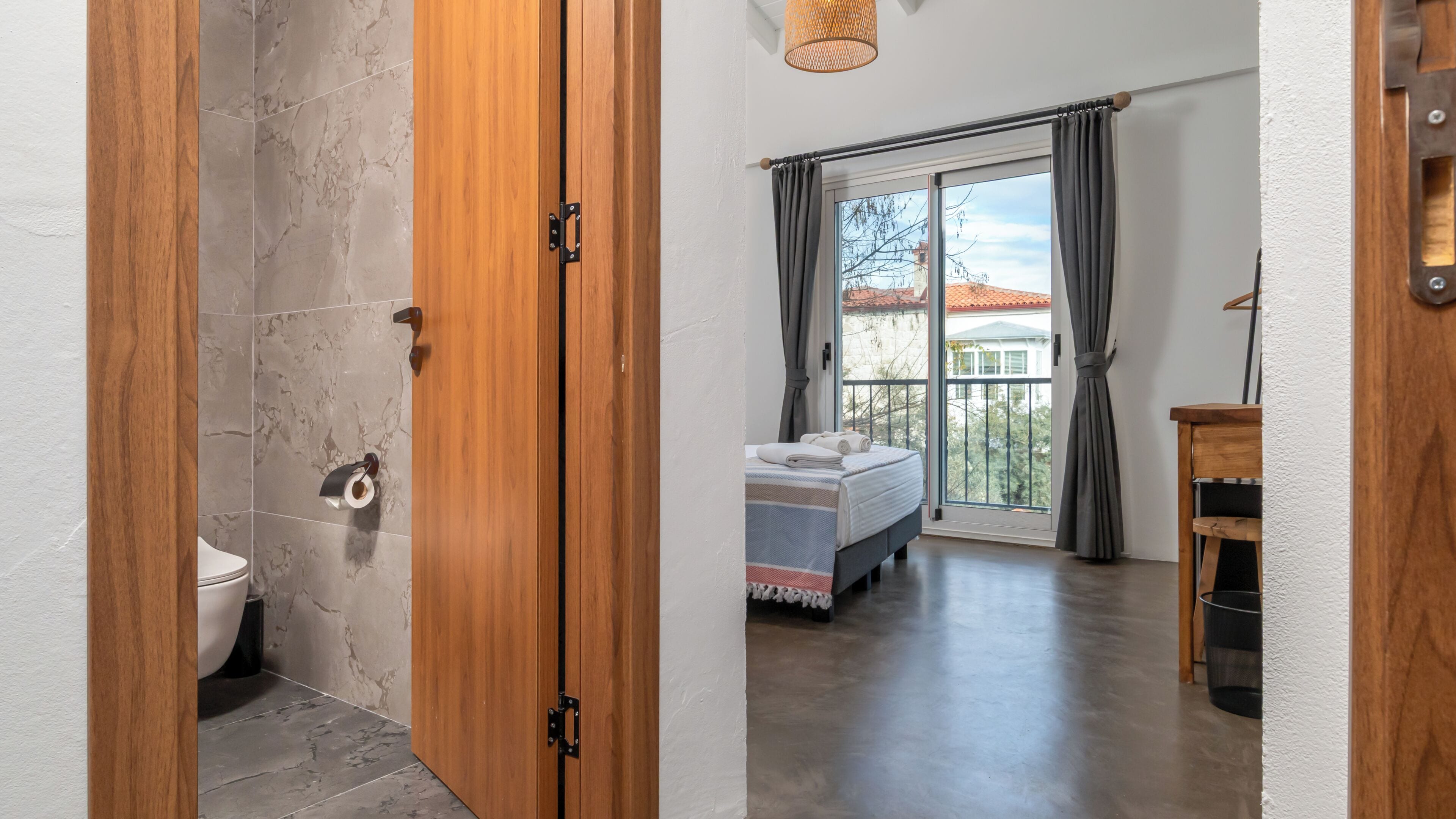 Quarto casal luxo, sacada, vista para o pátio | Roupas de cama premium, escrivaninha, cortinas blackout