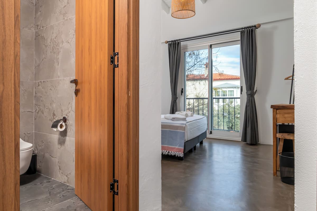 Habitación doble Deluxe, balcón, vista al patio | Ropa de cama de alta calidad, escritorio y cortinas blackout