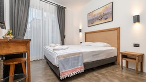 Deluxe Double Room, Courtyard View | Peralatan tempat tidur premium, dilengkapkan perabot secara berasingan 