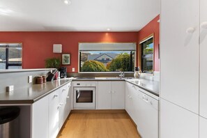 Kühlschrank, Mikrowelle, Ofen, Geschirrspüler