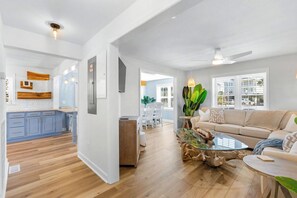 Un espacio habitable moderno con cocina, comedor y zona de estar.