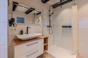 シャワー、ヘアドライヤー、タオル、トイレットペーパー