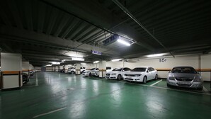 A multi-level parking garage with several cars parked in designated spaces. - HOTEL HIGHFERE (Changwon)