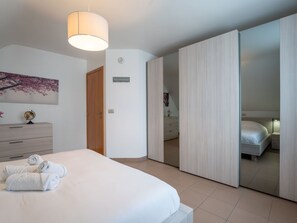 2 bedrooms, travel cot, free WiFi