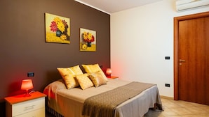 A bedroom with a bed, nightstands, a lamp, and two paintings on the wall. - Cosy apartment for 4 people with WIFI, balcony, pets allowed and panoramic view (Andora)