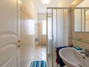 Bathroom - Nice apartment for 4 people with A/C, WIFI, TV, balcony and pets allowed (Loano)