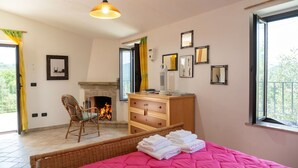 2 bedrooms, travel crib, WiFi (free)