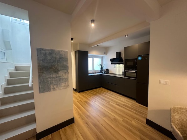 Kühlschrank, Mikrowelle, Ofen, Herdplatte