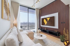 Luxury-Apartment, Balkon, Stadtblick | Wohnbereich | 65-Zoll-Smart-TV mit Kabelempfang