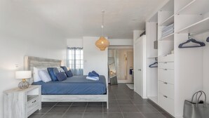 Ein modernes Schlafzimmer mit Bett, Nachttisch und Kleiderschrank.