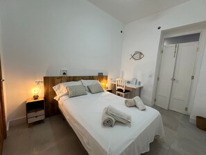 3 chambres, fer et planche à repasser, Wi-Fi, draps fournis