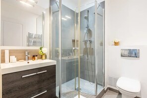 Haartrockner, Handtücher, Seife, Toilettenpapier