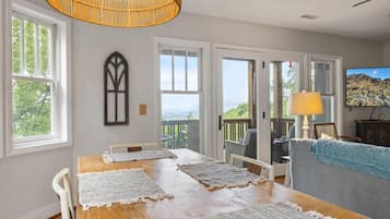 Televisión y chimenea