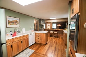 Fridge, microwave, oven, stovetop - 4 Bed/3 Bath WITH POWER - 4WD Required (Blowing Rock)
