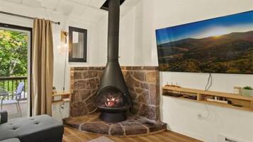 Televisión y chimenea