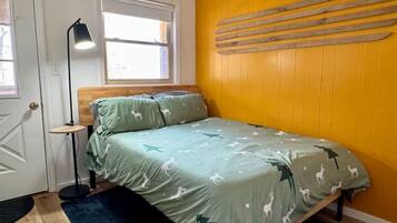 2 bedrooms, travel cot, WiFi, bed sheets