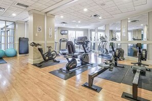 A gym with various exercise equipment, including treadmills, stationary bikes, and rowing machines. - Premium 2BR Extended Stay Near YYZ Free Parking Included (Toronto)