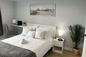 2 chambres, bureau, fer et planche à repasser, accès au Wi-Fi (inclus)