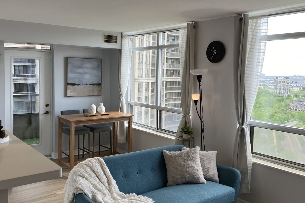 智能電視、乒乓球設施、書籍、電腦螢幕