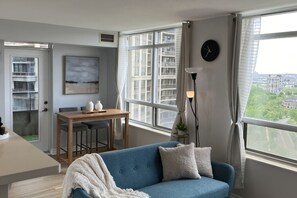 Smart TV, table tennis, books, computer monitors