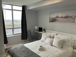 2 quartos, escrivaninha, ferros/tábuas de passar roupa