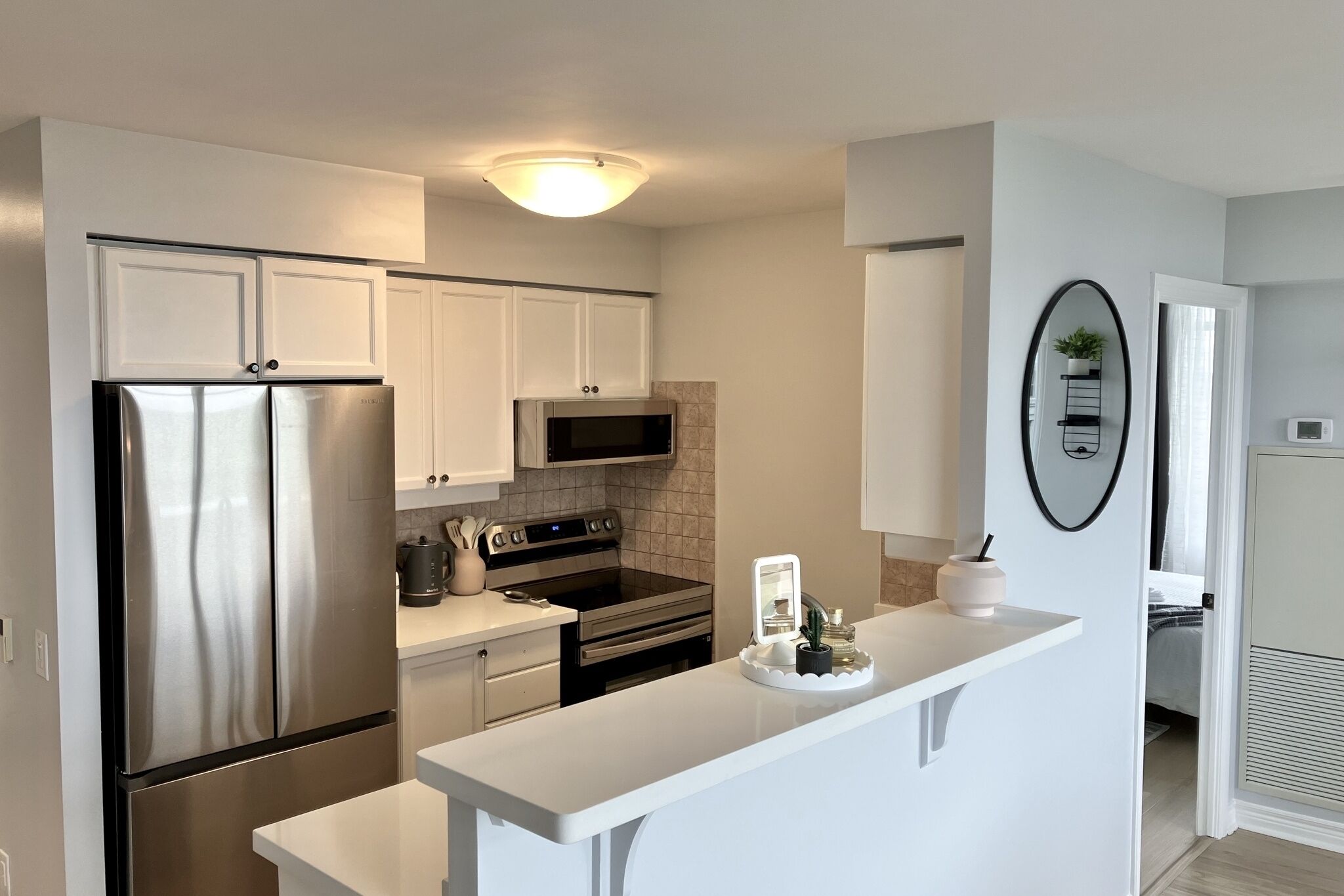 Réfrigérateur, micro-ondes, four, plaque de cuisson