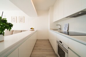 Kjøleskap, mikrobølgeovn, ovn og oppvaskmaskin