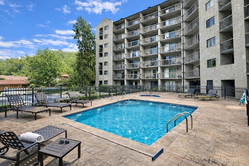 Walk to Parkway •  Cozy Fireplace Condo • Balcony • FREE Dollywood