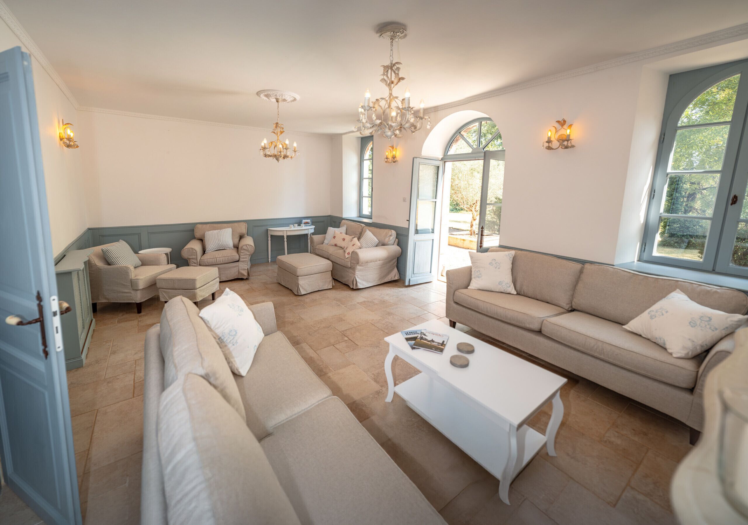 Televisie, een open haard en tafelvoetbal