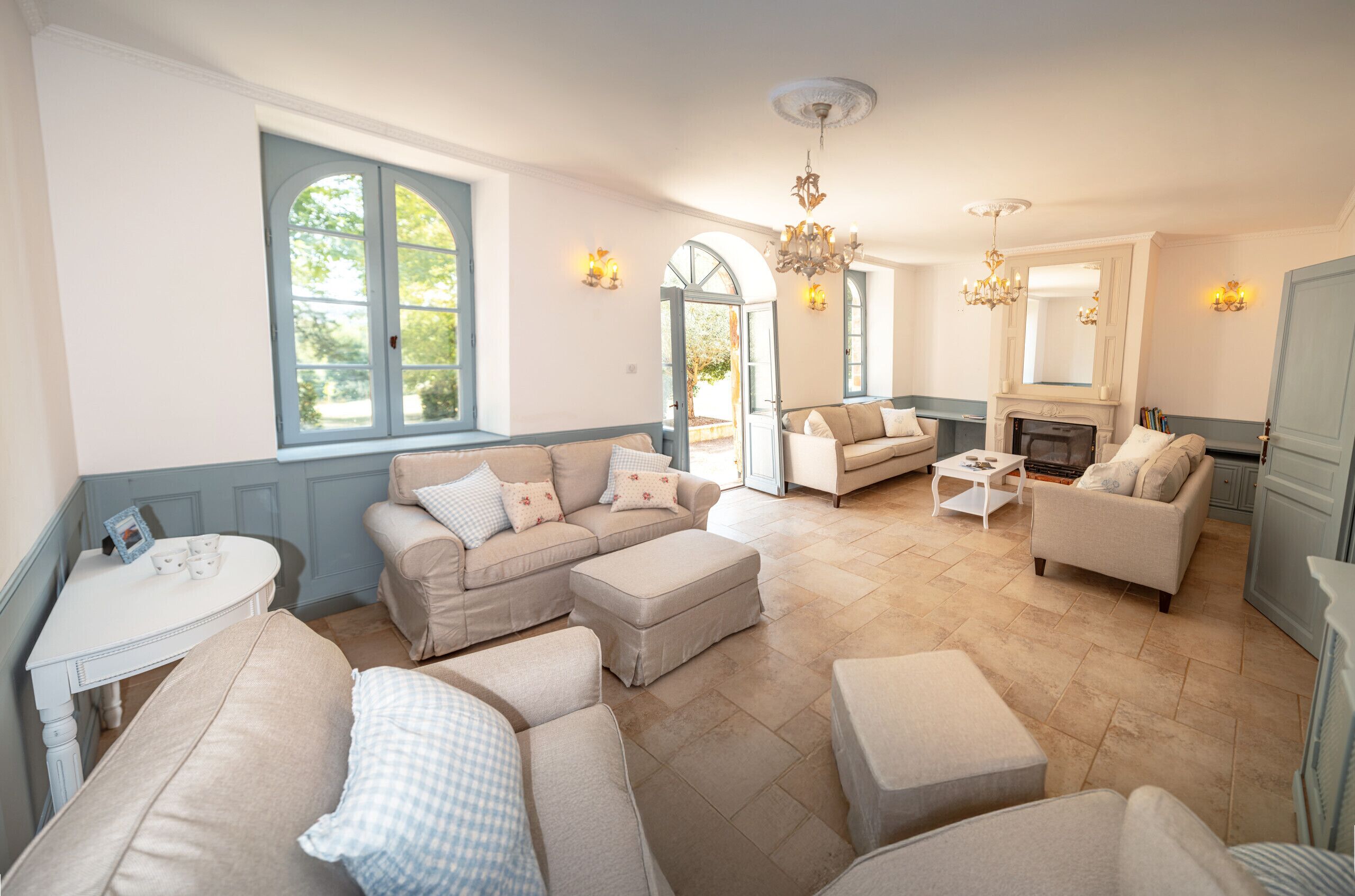 Televisie, een open haard en tafelvoetbal