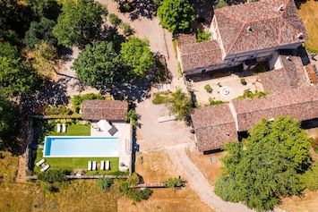Piscine chauffée 16x4m - Chaises longues, parasols, table et chaises - Pool House avec canapés, petit réfrigérateur, bouilloire et tasses - Terrasses avec mobilier - Patio avec fontaine - Parking privé.