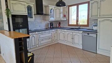 Kjøleskap, mikrobølgeovn, ovn og kokeplater