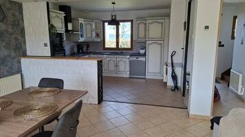 Refrigerador, microondas, horno, placa de cocina