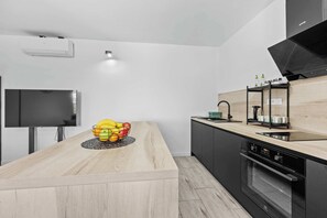 Coffee/tea maker, fridge, oven, stovetop