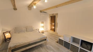 Een strijkplank/strijkijzer, gratis wifi, beddengoed