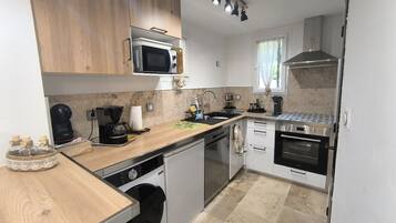 Geladeira, micro-ondas, fogão, lava-louças