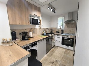 Kühlschrank, Mikrowelle, Ofen, Geschirrspüler