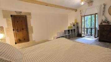 Iron/ironing board, free WiFi, bed sheets