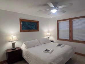 6 bedrooms, desk, iron/ironing board, WiFi