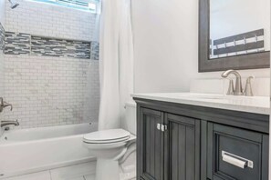 Shower - Bowfin- 1 block from the beach! (Carolina Beach)