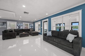 Téléviseur, foyer, table de baby-foot, bureau